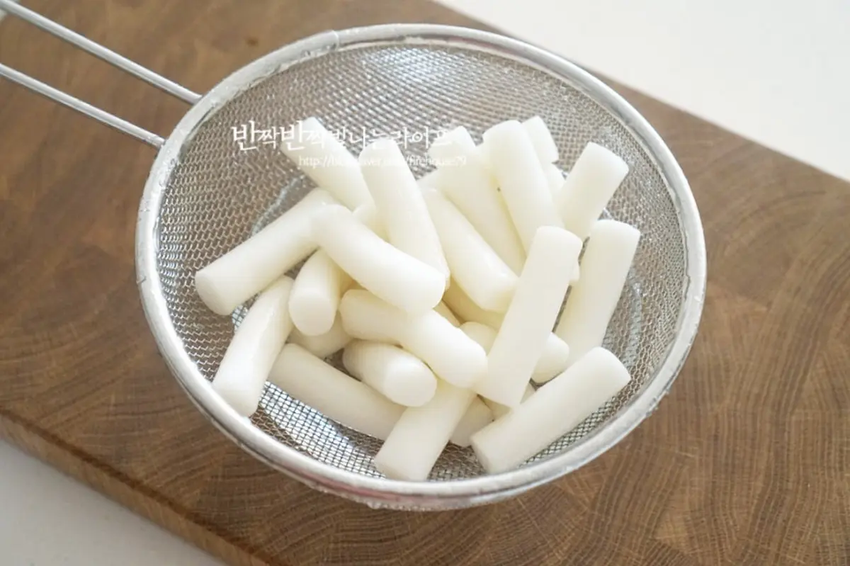 떡은 밀떡, 쌀떡, 치즈떡 중 좋아하는 것으로 준비하고, 흐르는 물에 헹구어 물기를 털어줍니다.
