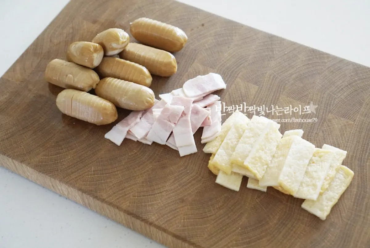 소시지는 칼집을 넣어 소스가 잘 스며들도록 하고 베이컨은 굵게 채를 썰고 어묵은 반으로 잘라 떡과 비슷한 크기로 잘라요.