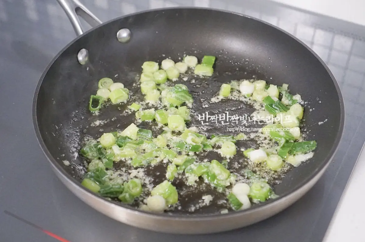 달군 팬에 올리브오일 1 큰 술, 버터 1 큰 술 두르고 다진 마늘 1/2 큰 술, 대파를 넣고 볶아줍니다.