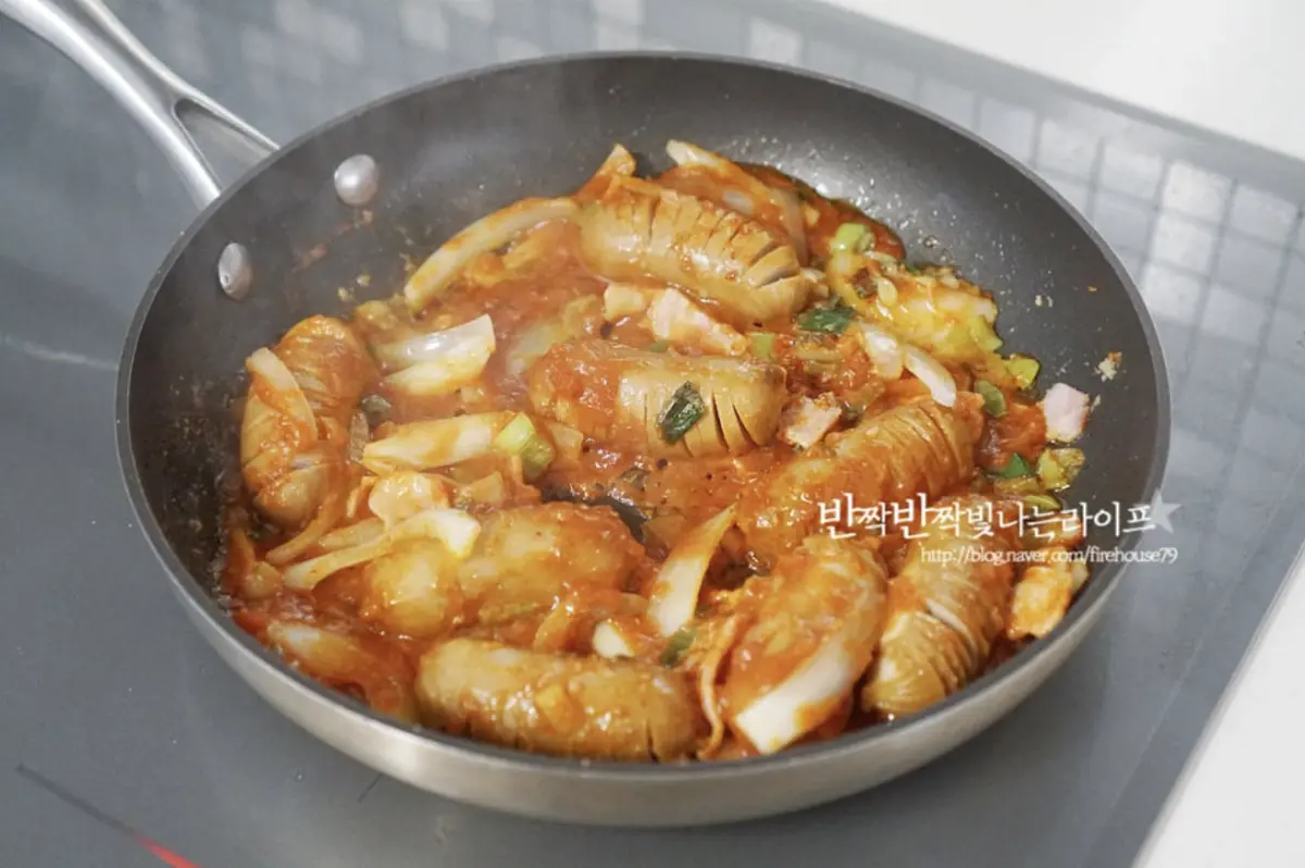 토마토소스 5 큰 술 듬뿍, 고추장 1 큰 술, 고운 고춧가루 1 큰 술, 카레가루 1/4 작은 술 넣어줍니다.