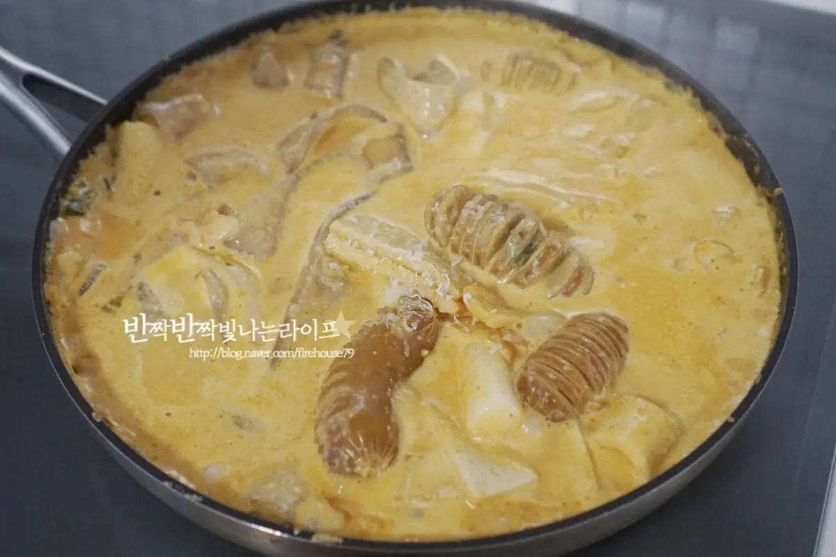 부드럽게 풀어지면 떡과 어묵, 중국당면을 넣어 끓여줍니다.