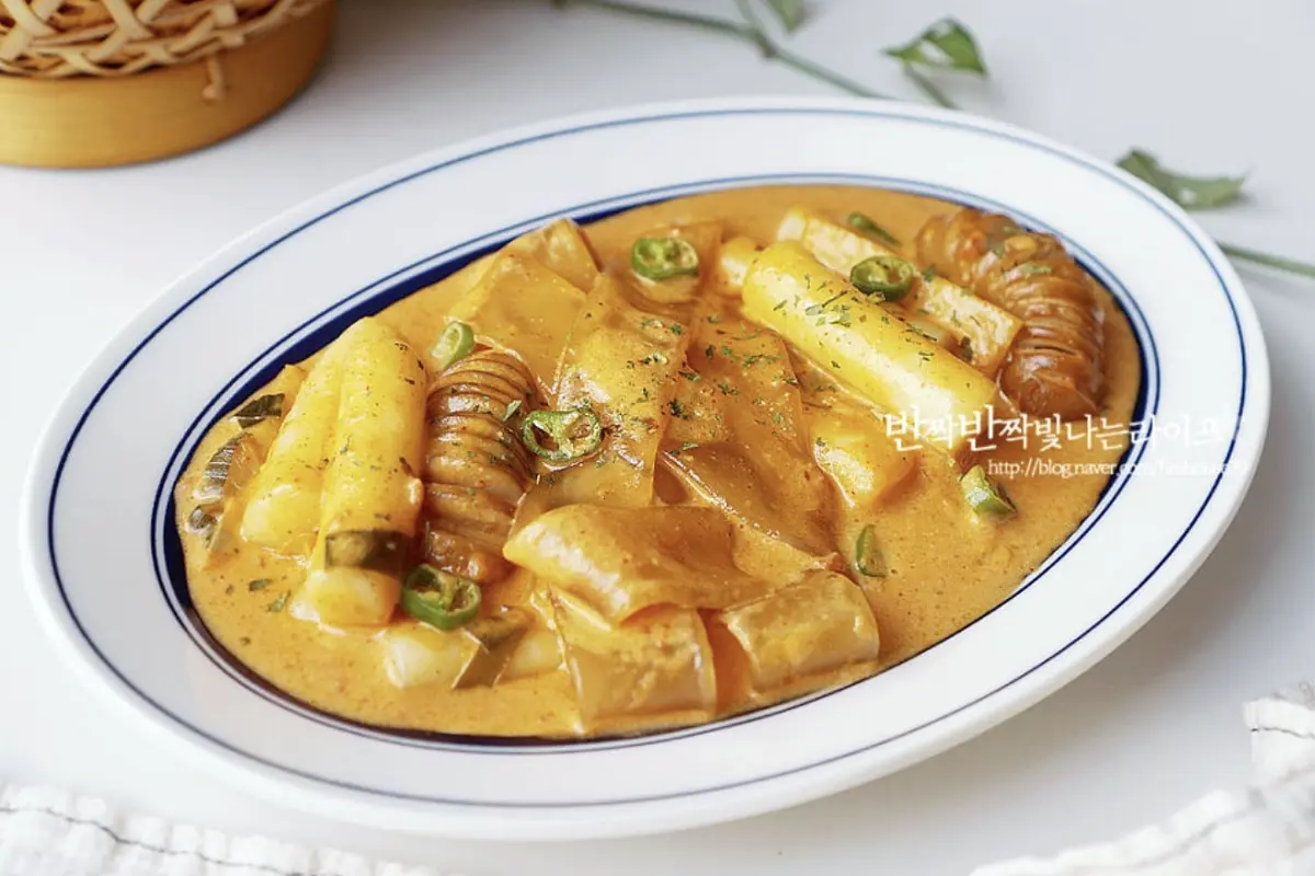 한소끔 끓이다가 떡이 익으면 파르메산치즈와 청야고추를 넣고 예쁘게 담아주면 완성입니다.