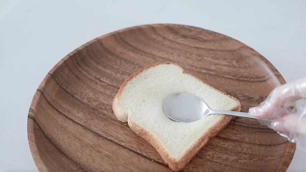 먼저 숟가락을 이용해서 식빵 가운데 부분을 꾹꾹 눌러줍니다.