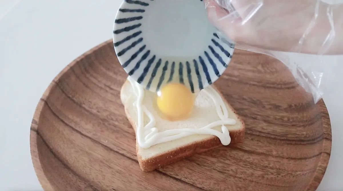 마요네즈 안쪽에 달걀 1개를 넣어줍니다.