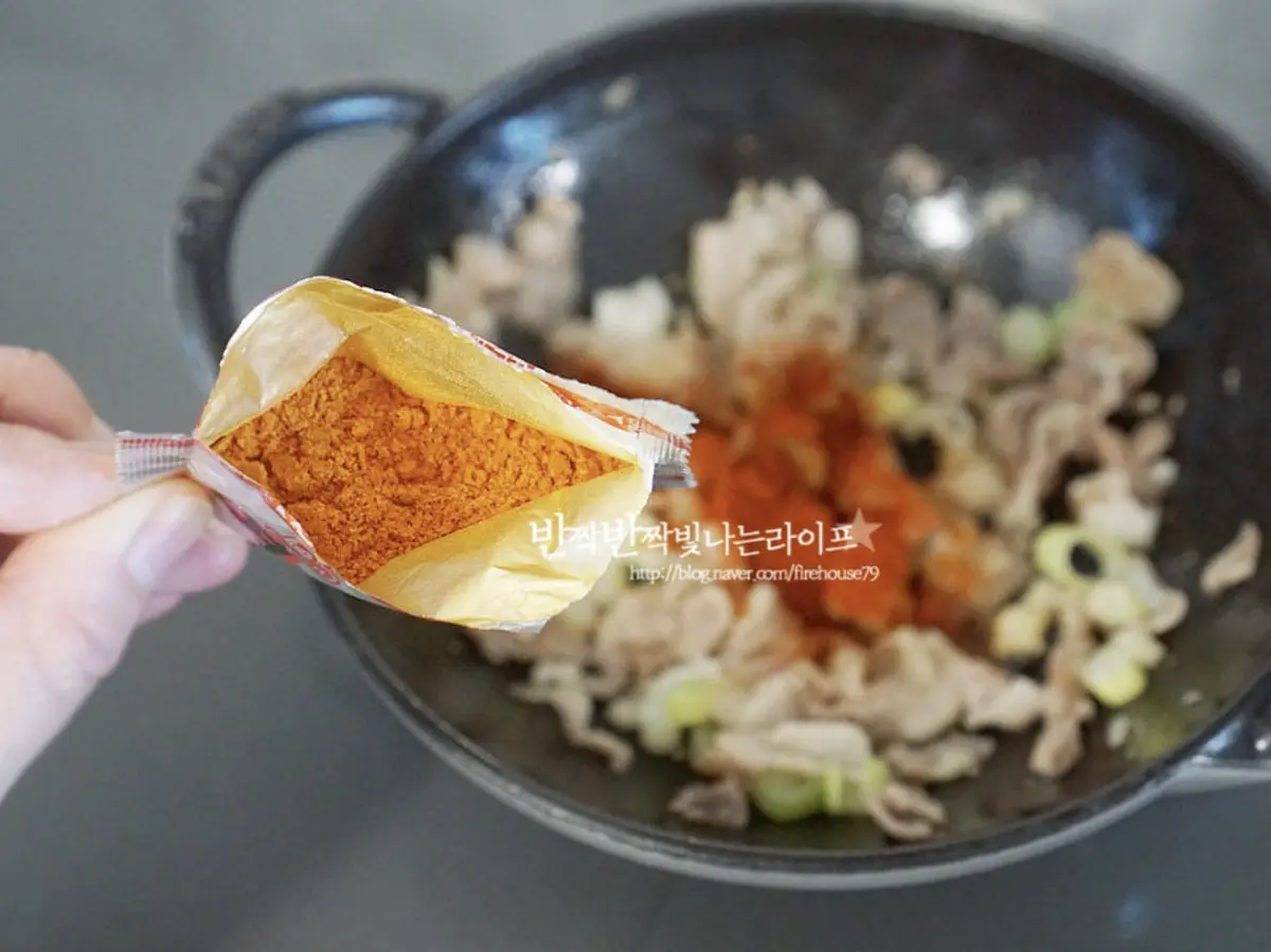 고춧가루 2/3 큰 술, 라면스프 2/3~1개를 넣어줍니다.