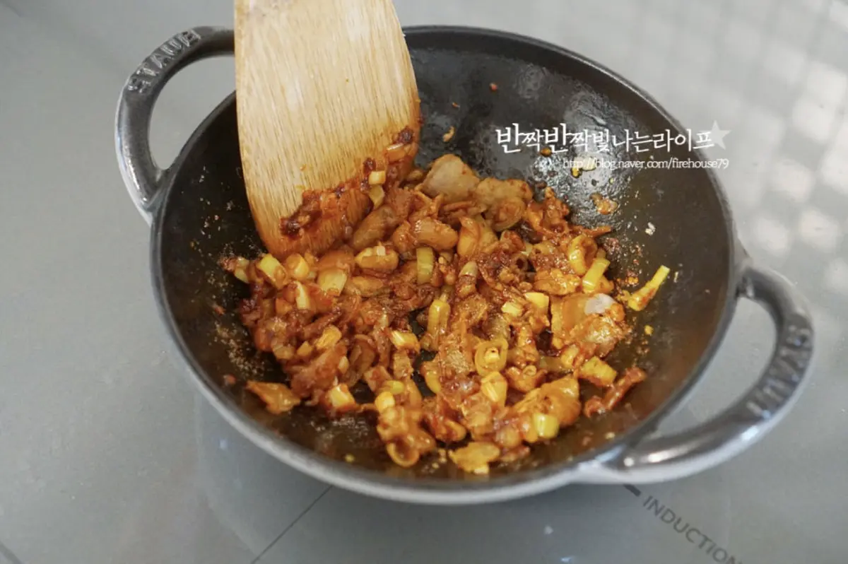 고추기름을 내어 끓이면 국물맛이 더 매콤 칼칼해요.