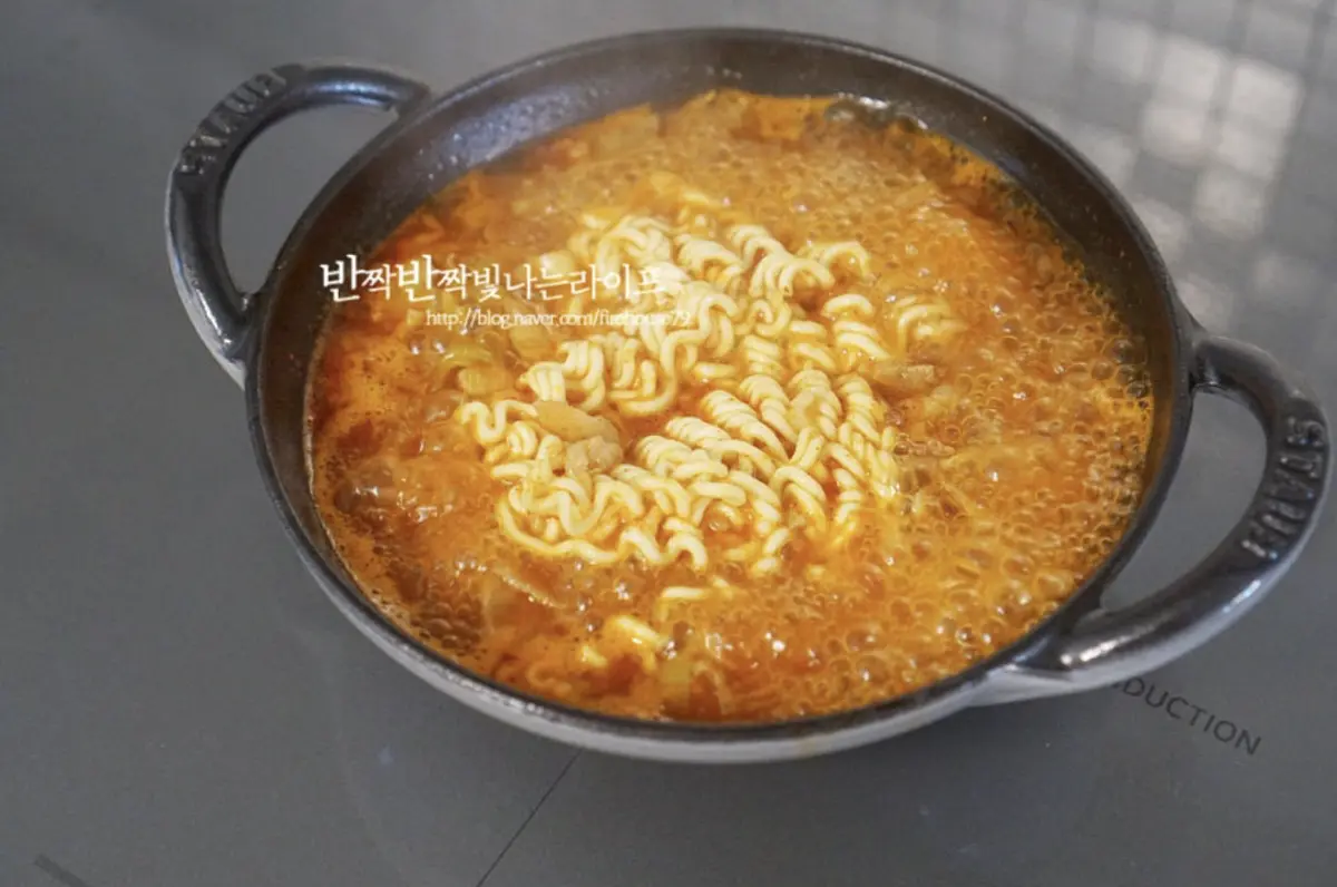 끓어오르면 면과 건더기스프를 넣어줍니다.