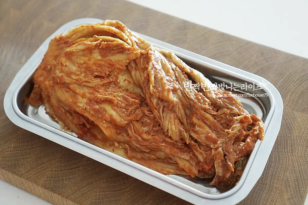 묵은지는 깔끔한 맛을 위해 김칫소는 덜어내어줍니다.