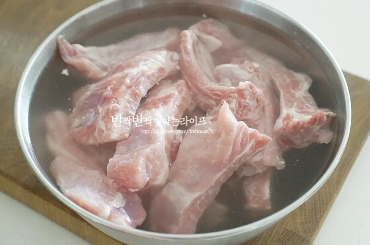등갈비는 흐르는 물에 헹궈 뼛가루를 제거한 뒤 가볍게 서너 번 물에 담가 씻어줍니다.