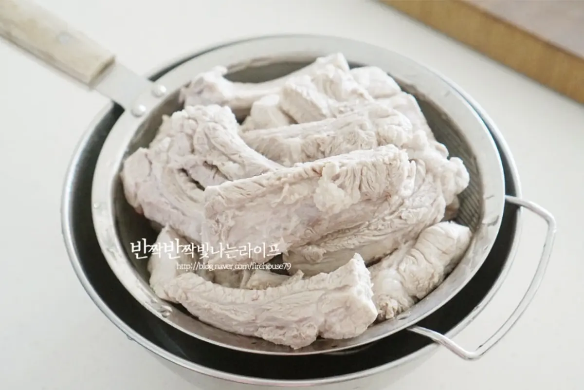 끓어오르면 등갈비, 생강술(청주) 1 큰 술을 넣고 대략 5~6분 정도 삶아 데쳐줍니다.