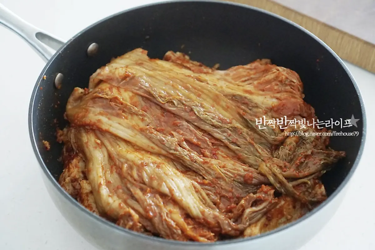 양념이 어우러지도록 버무려준 뒤 돼지고기 위로 묵은지를 덮어줍니다.