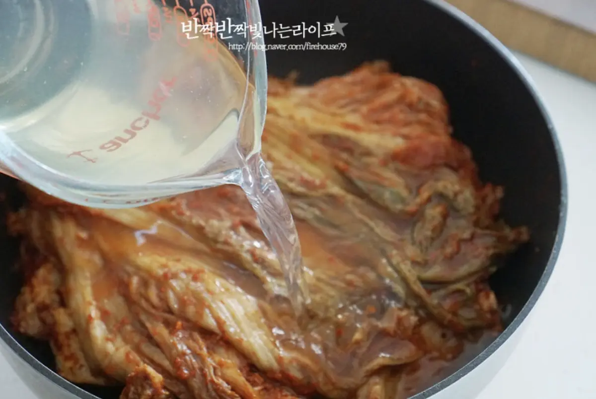 멸치 다시마 육수 1L를 부어줍니다.