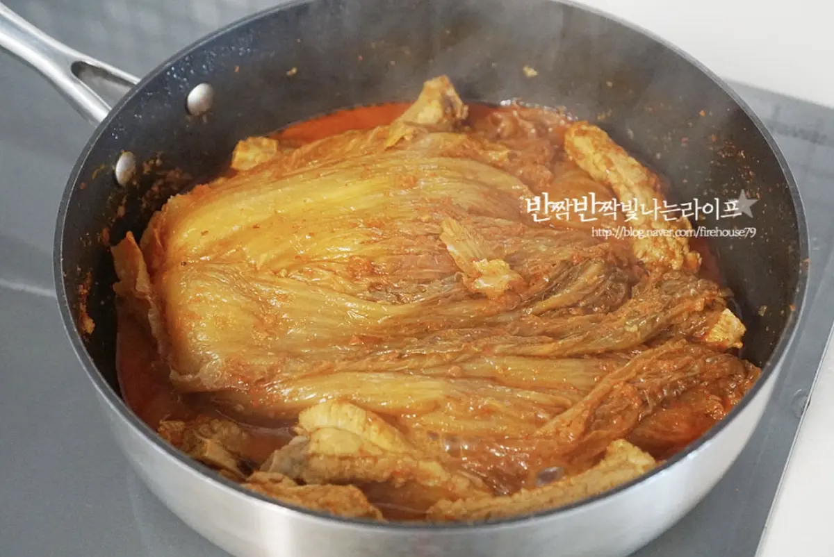 센 불에서 끓어오르면 중불로 낮추어 뚜껑을 덮고 30~40분 푹 끓여줍니다.