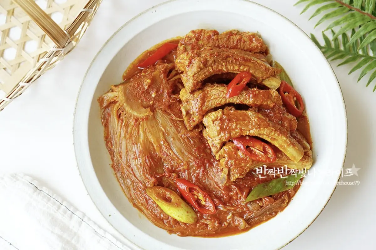 김치를 자르지 않고 통째로 같이 담으면 배추 결대로 찢어서 먹음 맛있어요.