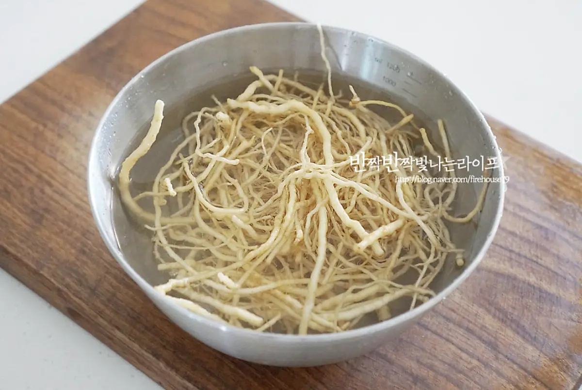 먼저 뿌리는 물에 살살 흔들어 흙먼지는 씻어 헹구어 줍니다.