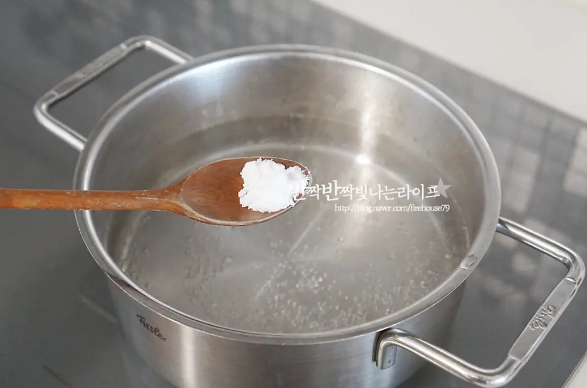 냄비에 물 1L 정도 부은 뒤 팔팔 끓으면 소금 1/2 큰 술 넣어줍니다.