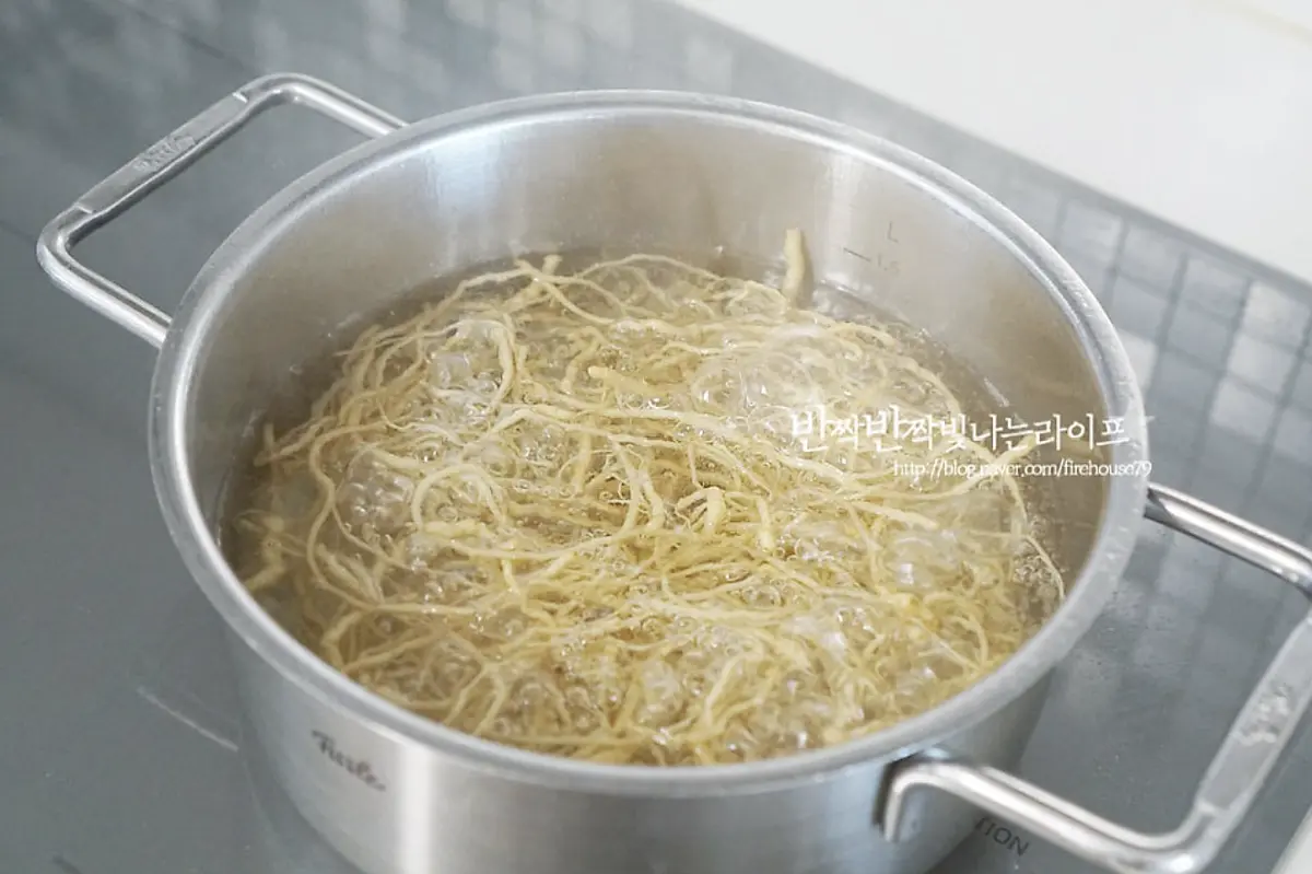 팔팔 끓을 때 넣은 뒤 2~3분 정도 데쳐줍니다.