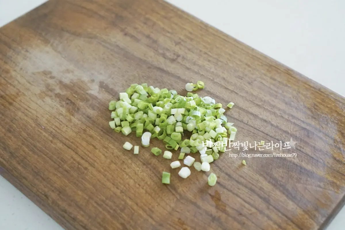 고추장 1 큰 술 듬뿍, 고운 고춧가루 1/2 큰 술, 매실액 1 큰 술, 간 마늘 1 작은 술, 사과식초 2/3 큰 술, 올리고당 1/2 큰 술 넣어줍니다.