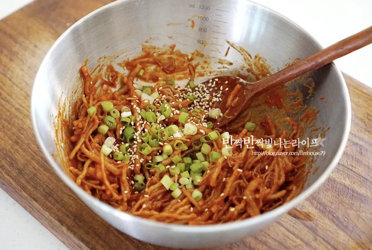 먹기 좋게 자른 씀바귀를 넣고 버무려준 뒤 쪽파와 통깨를 넣어 마무리해요.