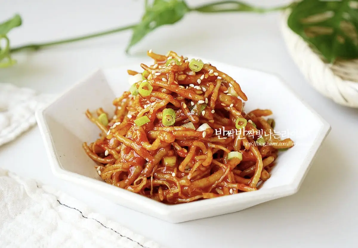 쌉싸래한 맛에 고추장 양념을 버무리면 맛이 중화되면서 감칠맛 나게 어우러져요.