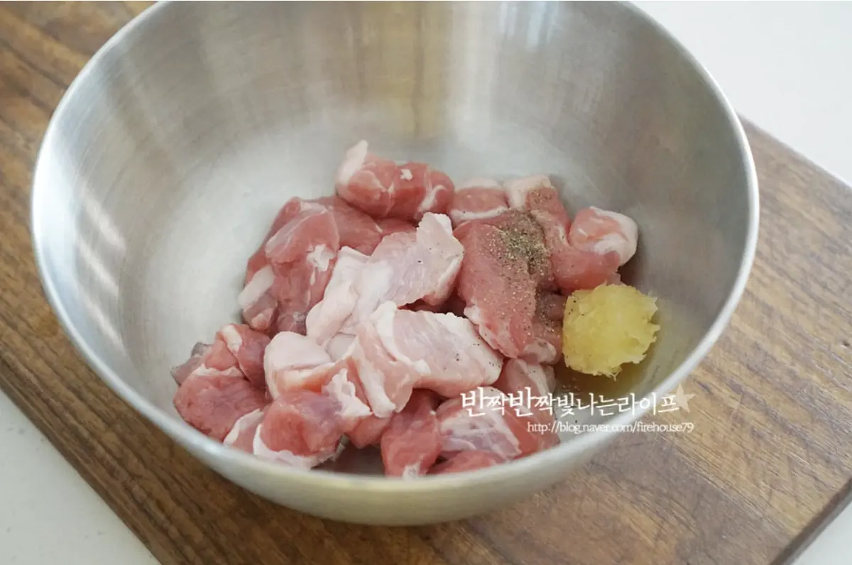 키친타월로 가볍게 핏물을 제거한 뒤 맛술 1 큰 술, 소금과 후추 약간 다진 마늘 1 작은 술 넣고 조물조물 밑간하여 둡니다.