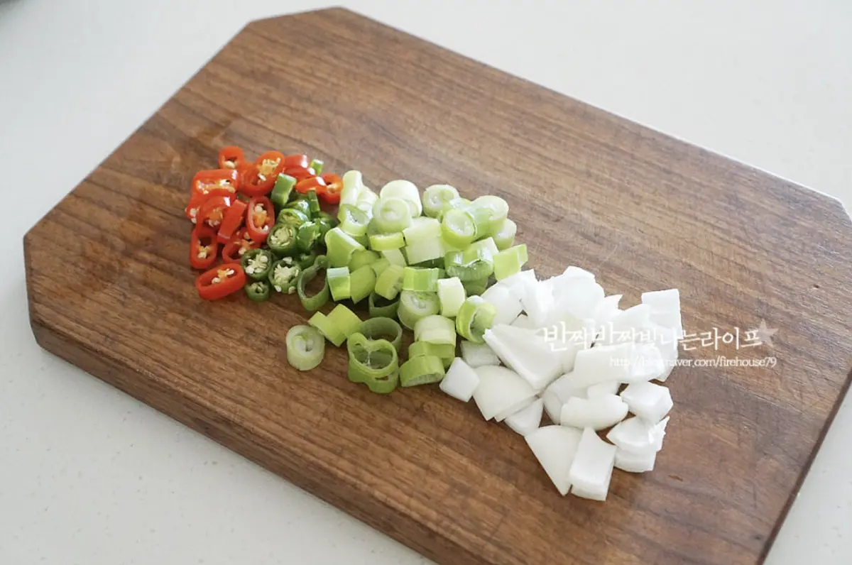 양파도 호박과 같은 크기로 자르고, 대파와 고추는 송송 썰어줍니다.