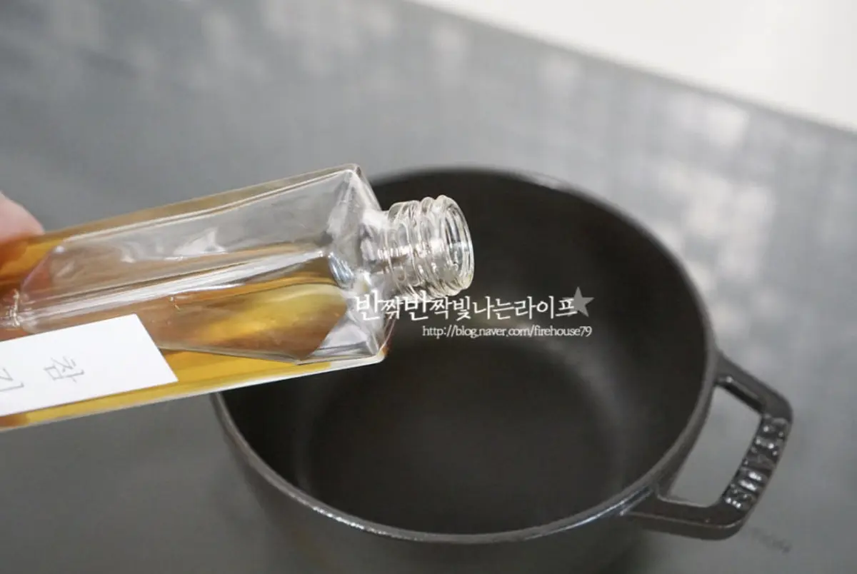 냄비에 참기름 2 큰 술 둘러줍니다.