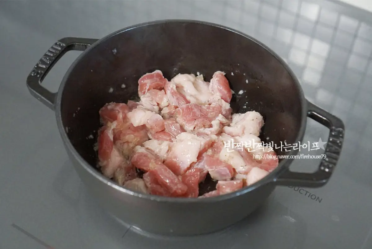 기름을 가볍게 코팅하여 준 뒤 고기를 넣고 볶아줍니다.