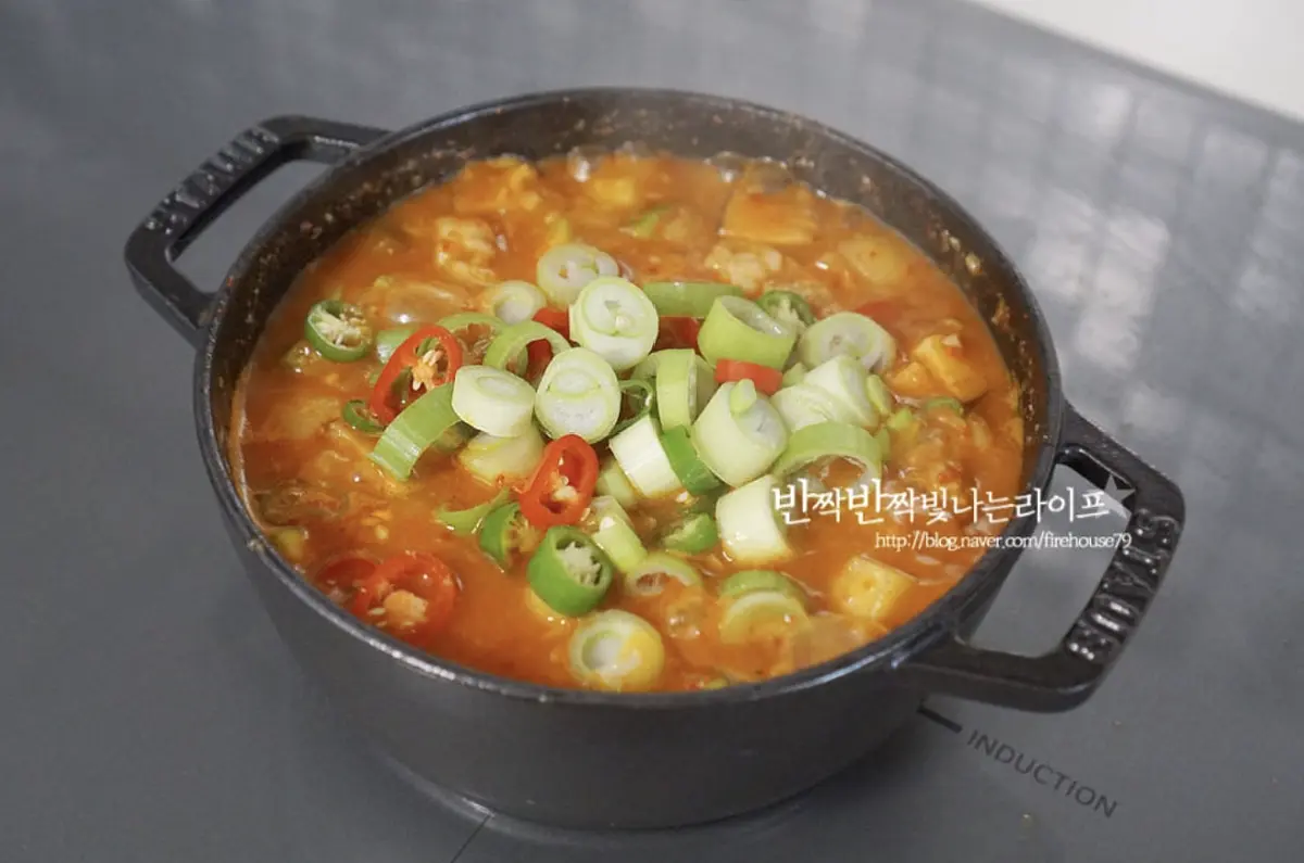 감자가 익으면 대파와 고추를 넣고 마무리해요.