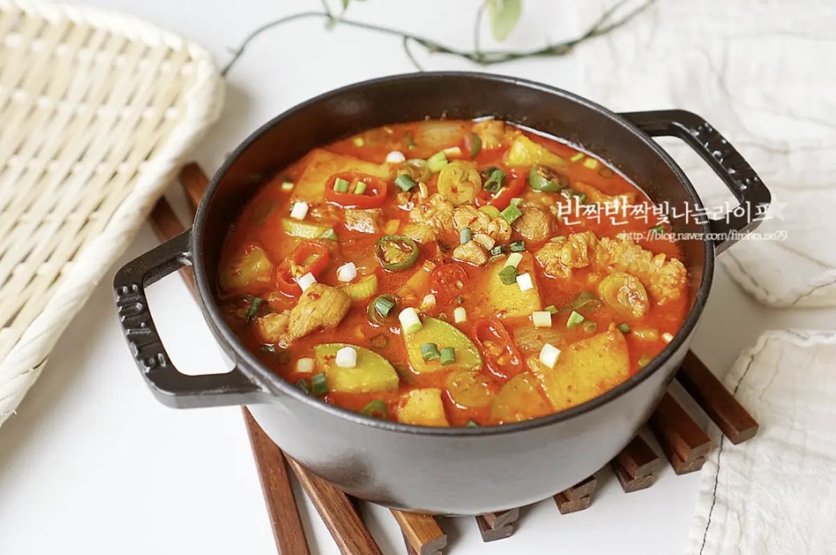 칼칼하면서도 달큰한 고추장 특유의 맛에 부드러운 감자가 사르르~ 밥이랑 비벼 먹음 딱 조화로운 맛이에요.