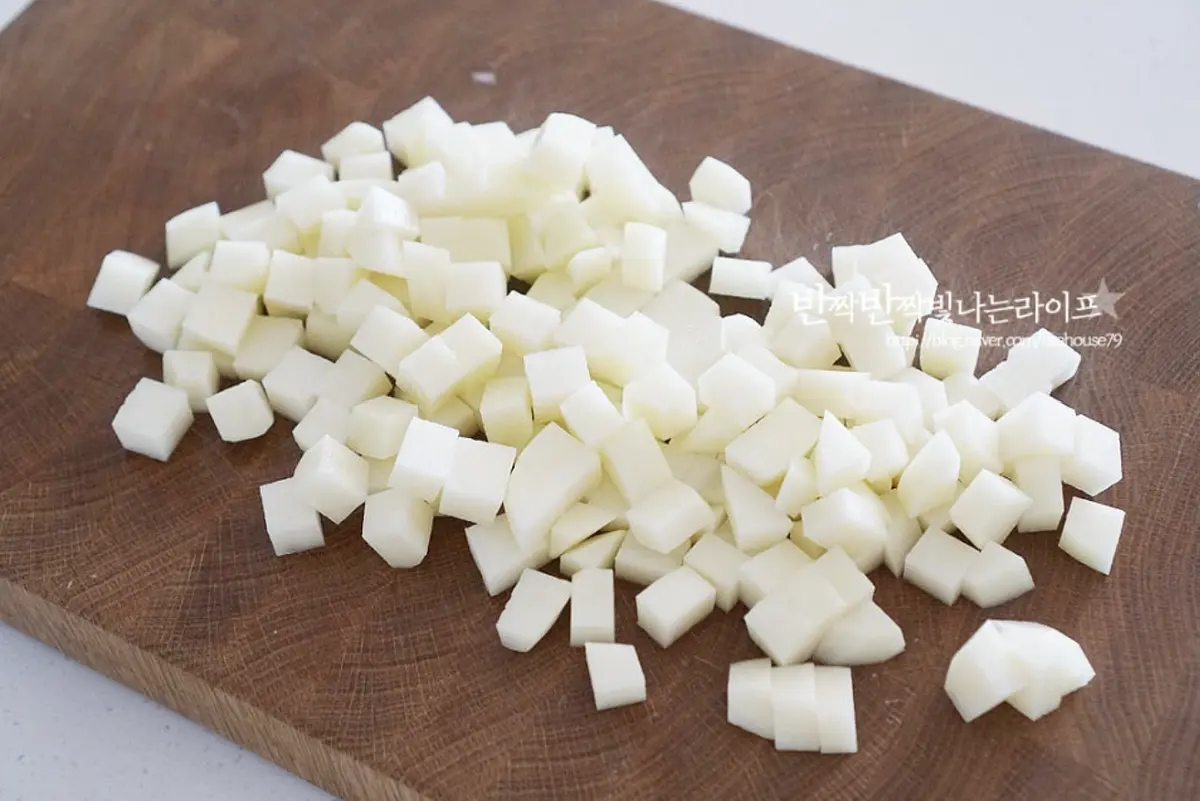 먼저 흐르는 물로 겉의 흙을 세척한 뒤 감자 필러를 사용하여 껍질을 벗겨주고 한입에 먹기좋은 크기로 잘라줍니다.