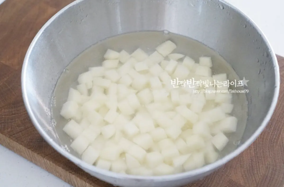 넉넉한 크기의 볼에 물을 부어 담가 전분기를 제거해 줍니다.