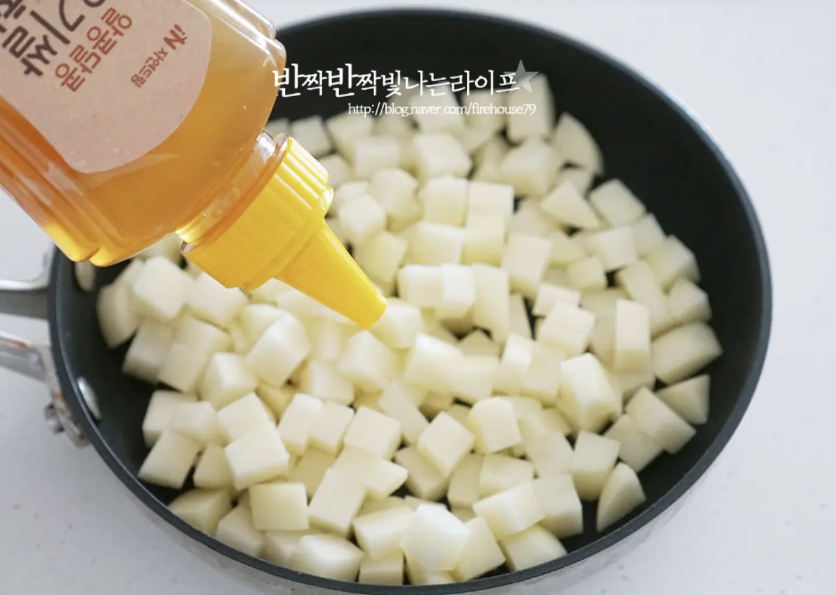 쫀득쫀득 식감이 있는 감자조림을 만들기 위해 조청 3 큰 술을 넉넉히 뿌려줍니다.