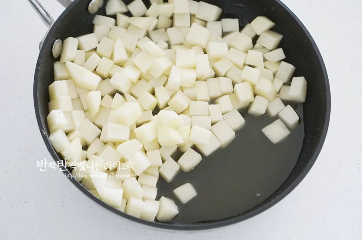 골고루 버무려 10~15분 정도 절여주면 수분이 꽤 많이 나왔어요.