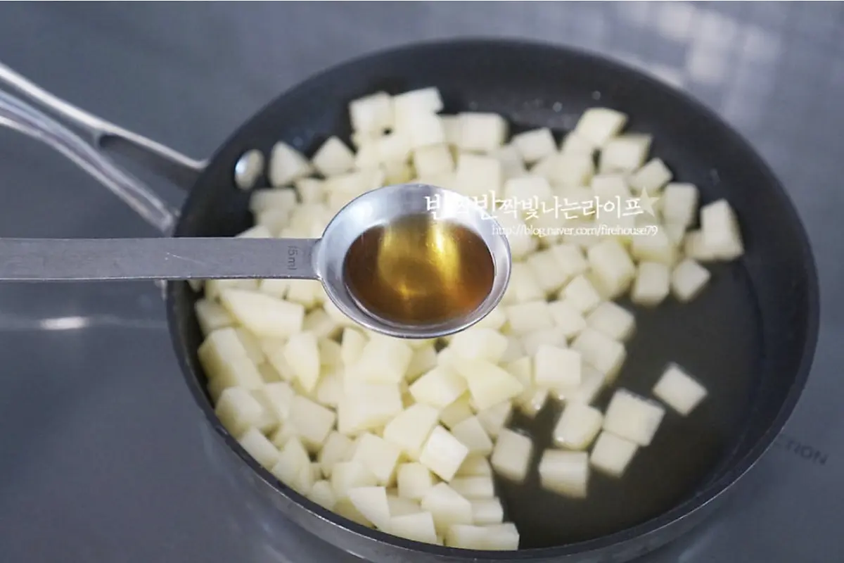 절인 감자와 물이 담긴 팬을 그대로 불 위로 올려 식용유 2/3 큰 술을 둘러줍니다.