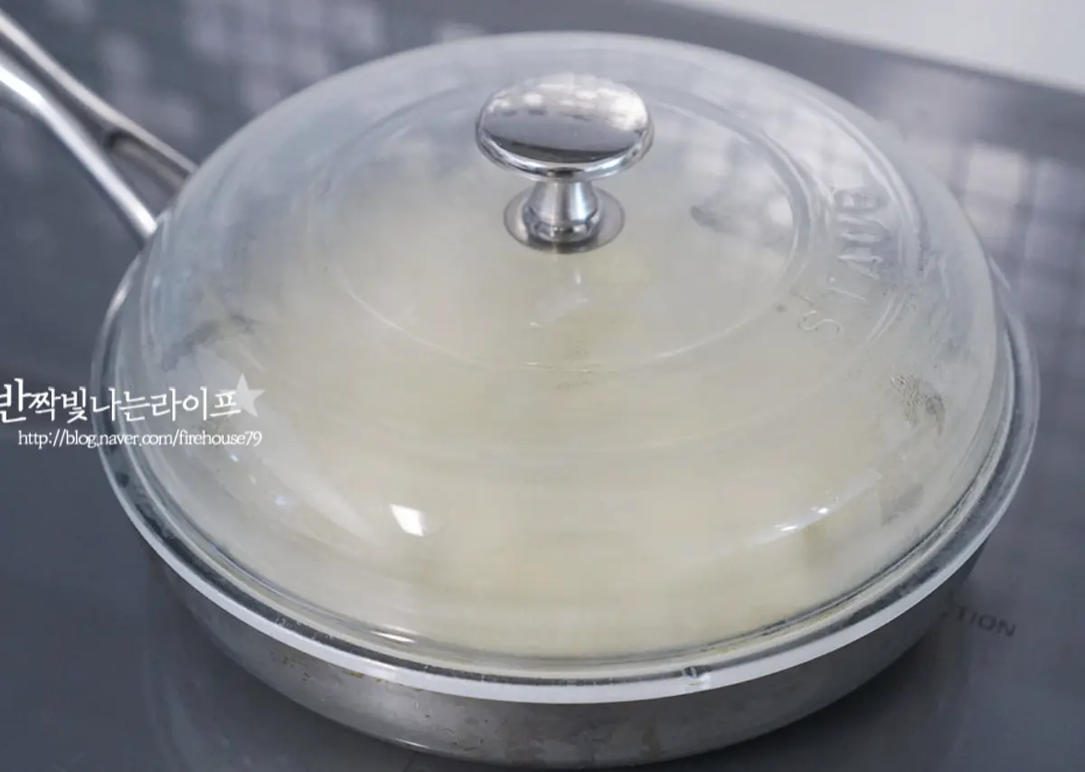 센 불에서 끓어오르면 뚜껑을 덮고 중불로 낮추어 3~5분 정도 익혀줍니다.