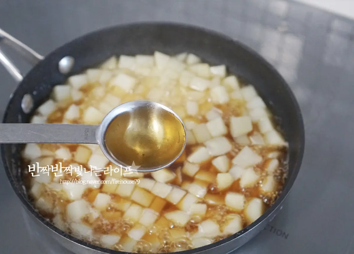 진간장 2 큰 술, 맛술 1½ 큰 술, 참기름 1/2 큰 술을 넣어줍니다.