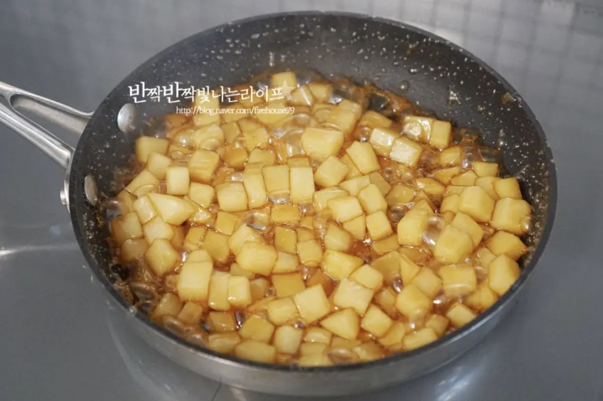 색이 점점 진해지면서 간이 배고 수분을 날려가며 볶아줍니다.