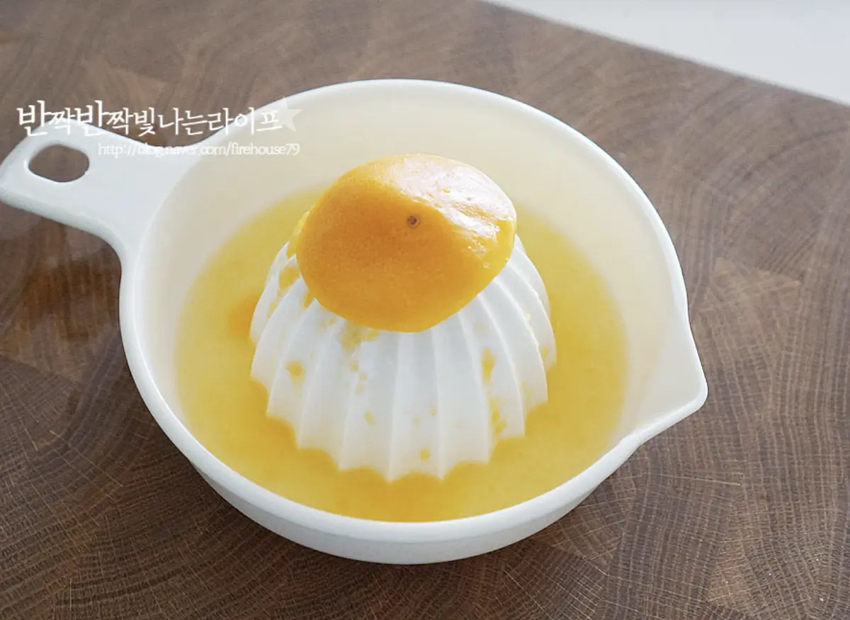 손질한 레몬과 귤의 끝부분은 착즙하여 같이 넣어줍니다.