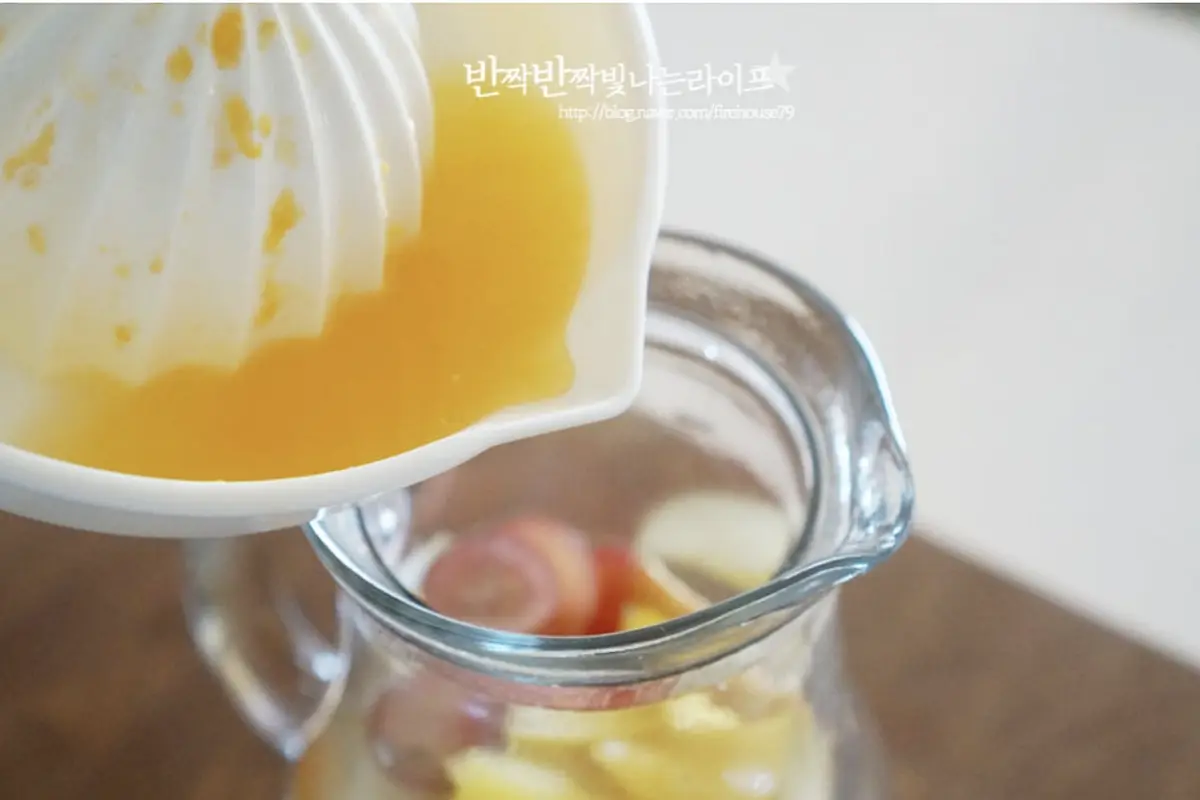 설탕을 넣고 가볍게 버무려줍니다. 과즙이 풍부하여 금세 어우러진답니다.