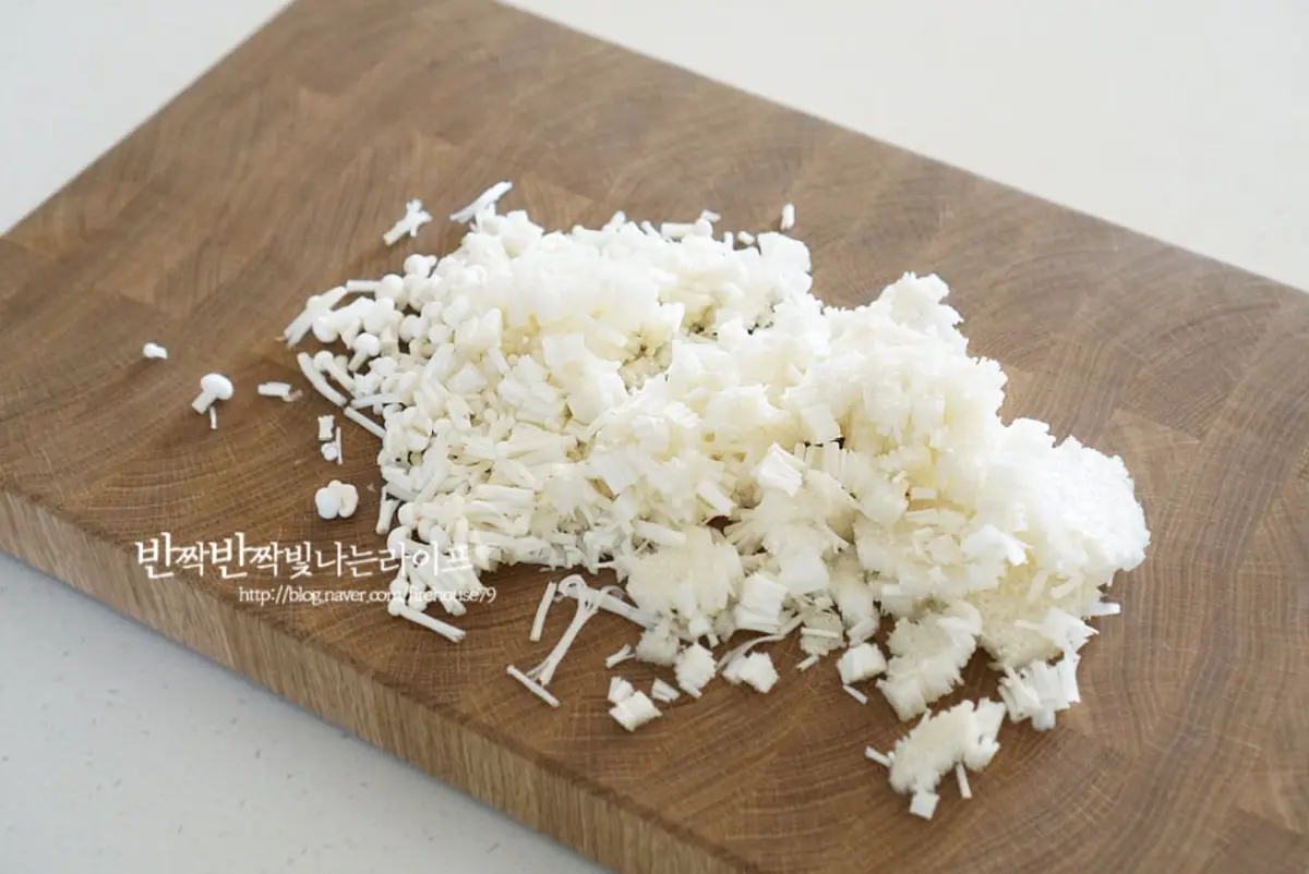 팽이버섯은 어우러질 수 있도록 잘게 썰어줍니다.