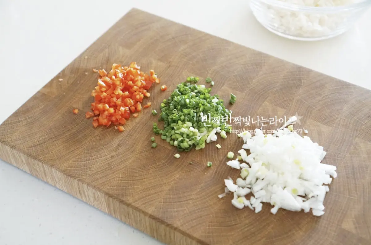 파프리카는 꼭지와 심지를 잘라내고 양파, 쪽파는 잘게 잘라줍니다.