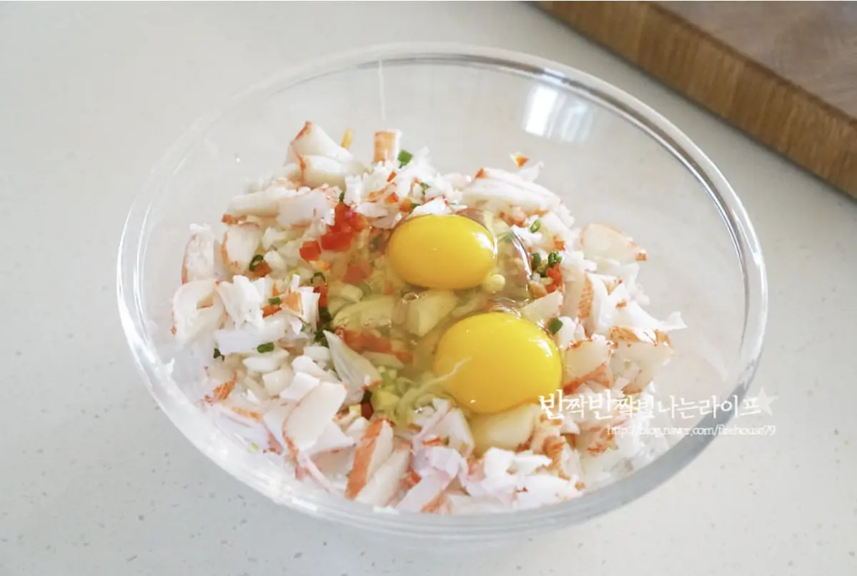넉넉한 크기의 볼에 손질한 재료를 넣고 계란 2개를 넣어줍니다.