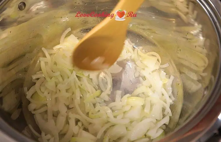 Томаты перекручиваем на мясорубке. Лук нарезаем полукольцами.