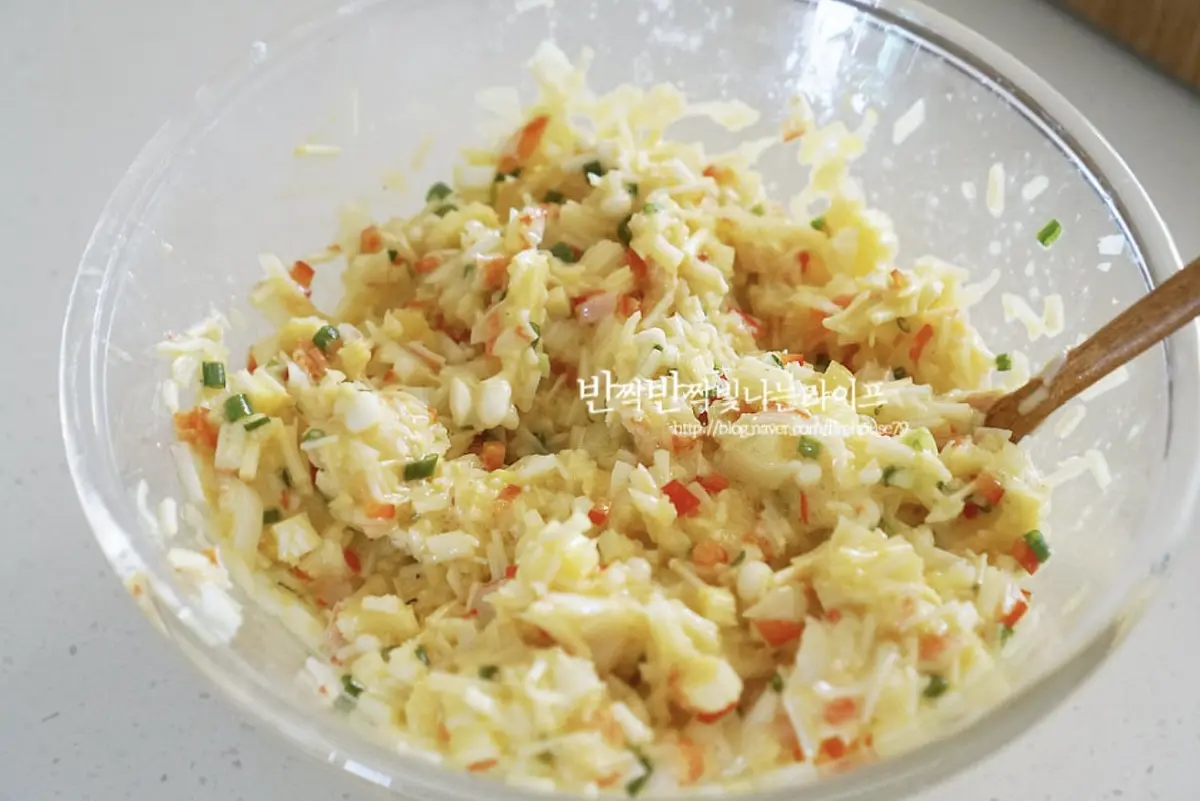 감칠맛 살려줄 참치액 1 작은 술과 소금, 후추 약간으로 간을 하고 부침가루 1 큰 술을 더해 농도를 조절해 줍니다.