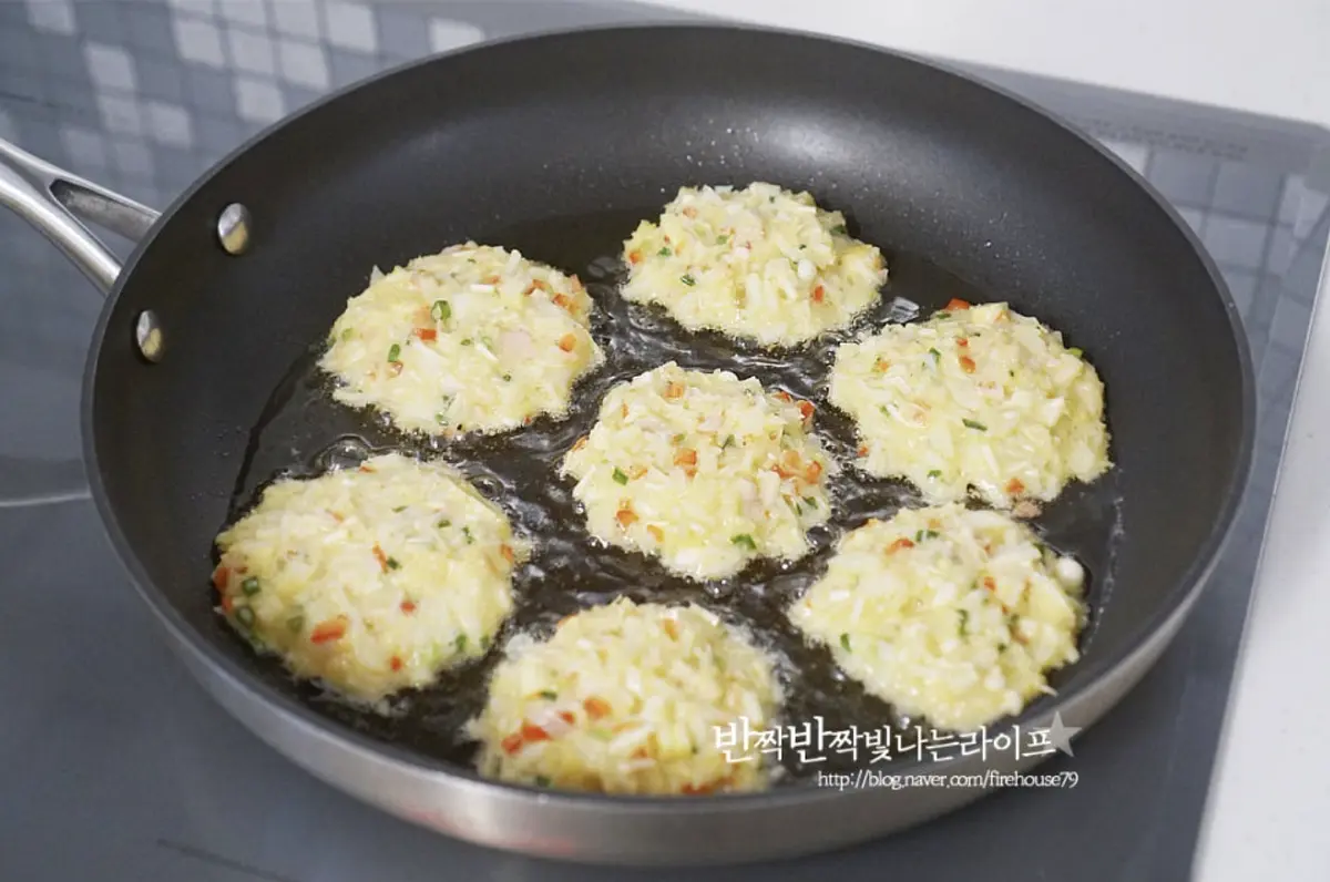 달군 팬에 식용유를 넉넉히 두르고 숟가락으로 동그랗게 떠서 올려 구워줍니다.