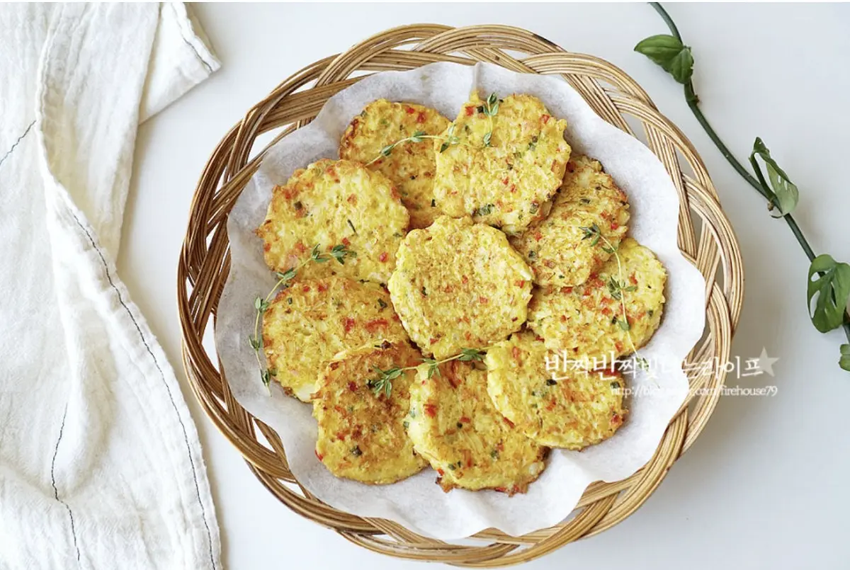 한쪽 면이 익어 겉부터 색이 변하면 뒤집어 노릇하게 구워주면 완성입니다.