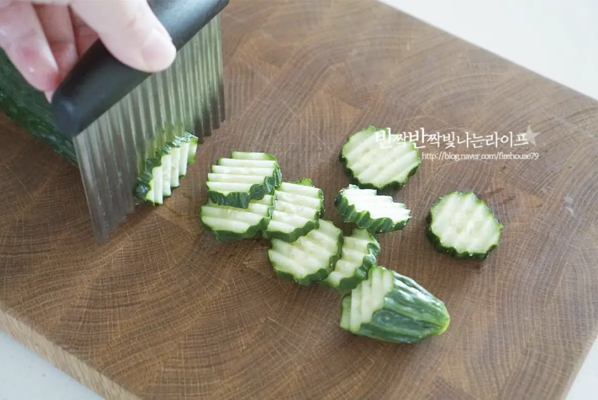 오이는 한입에 먹기 좋도록 일정한 두께로 썰어줍니다.