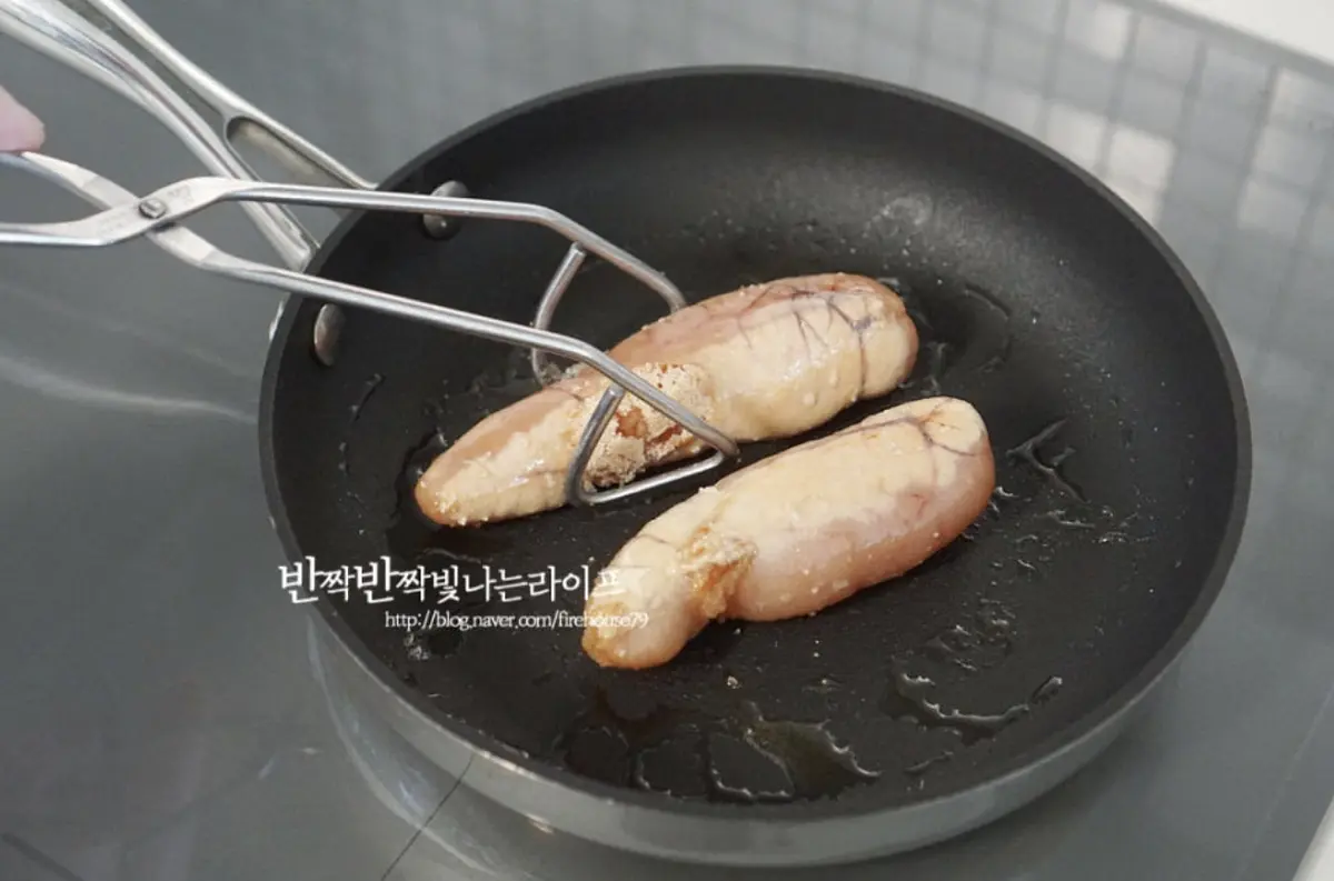 달군 팬에 식용유 1 큰 술 둘러 구워줍니다.