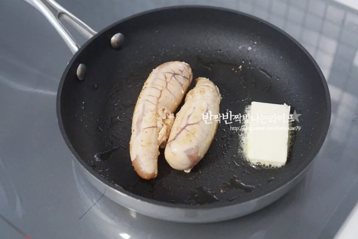 겉이 어느 정도 익으면 버터 10g을 넣어줍니다.